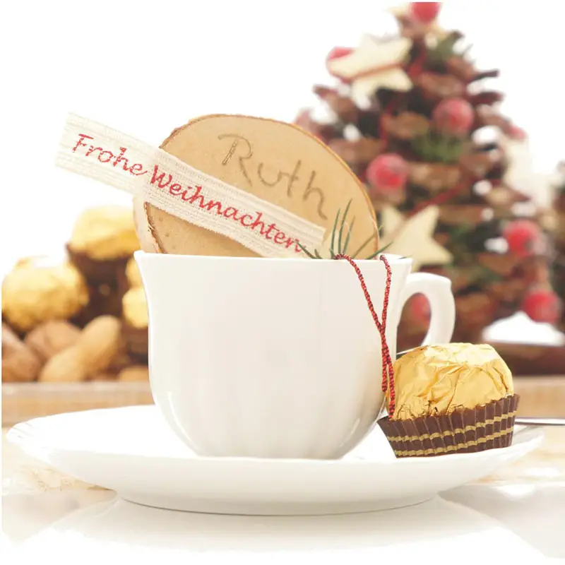 Natural Wood Slice Place Card with Festive Ribbon — Christmas Place Cards