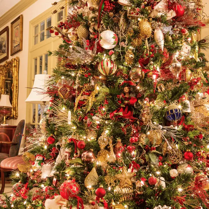 Traditional Luxury Visual Idea — Elegant Christmas Tree