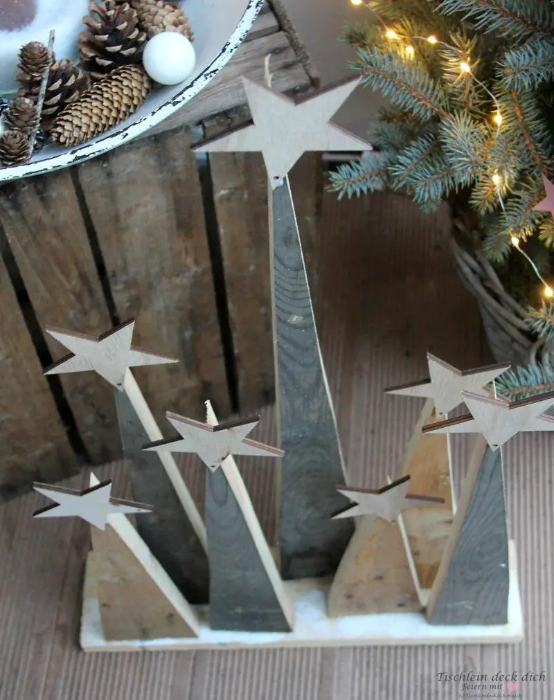 Rustic Wooden Star Ornaments on Stands — DIY Christmas Ornaments