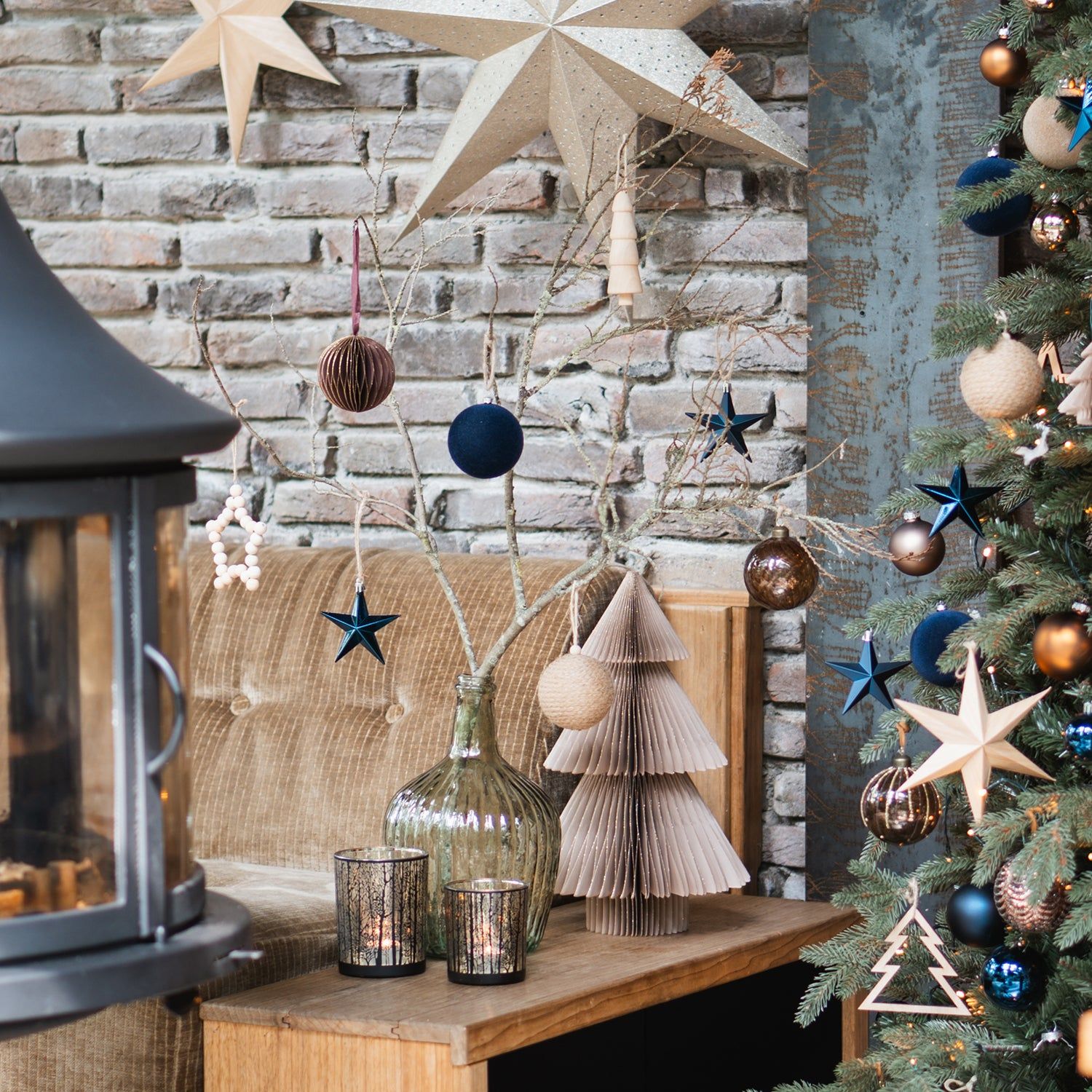 Rustic Christmas Tree with Gold and Navy Ornaments — Christmas Tree Themes