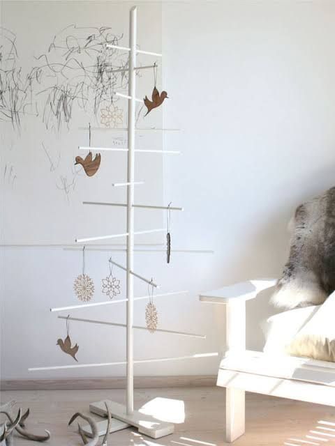 Simple White Minimalist Christmas Tree with Faux Fur Throw Simple White Minimalist Christmas Tree with Faux Fur Throw — Scandinavian Christmas Tree