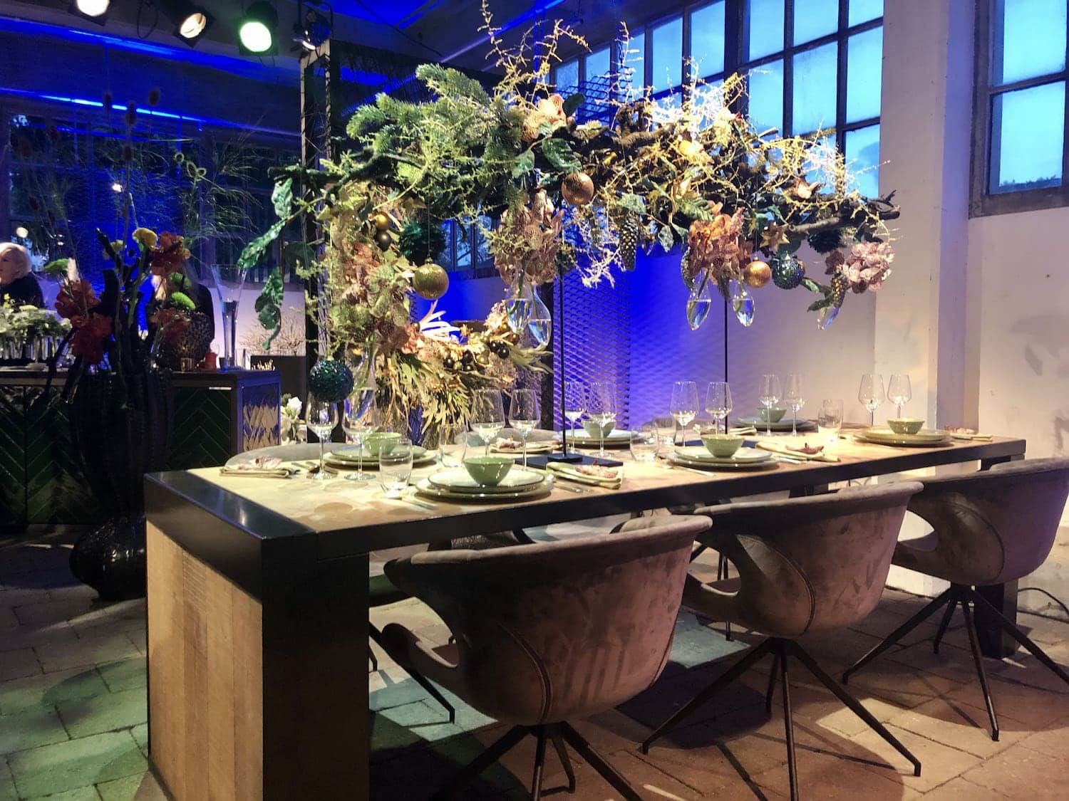 Modern Festive Table with Dramatic Overhead Greenery Installation Modern Festive Table with Dramatic Overhead Greenery Installation — Christmas Party Decor