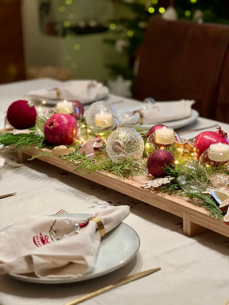 Elegant Festive Centerpiece with Candles and Apples Elegant Festive Centerpiece with Candles and Apples — Elegant Christmas Table Setting