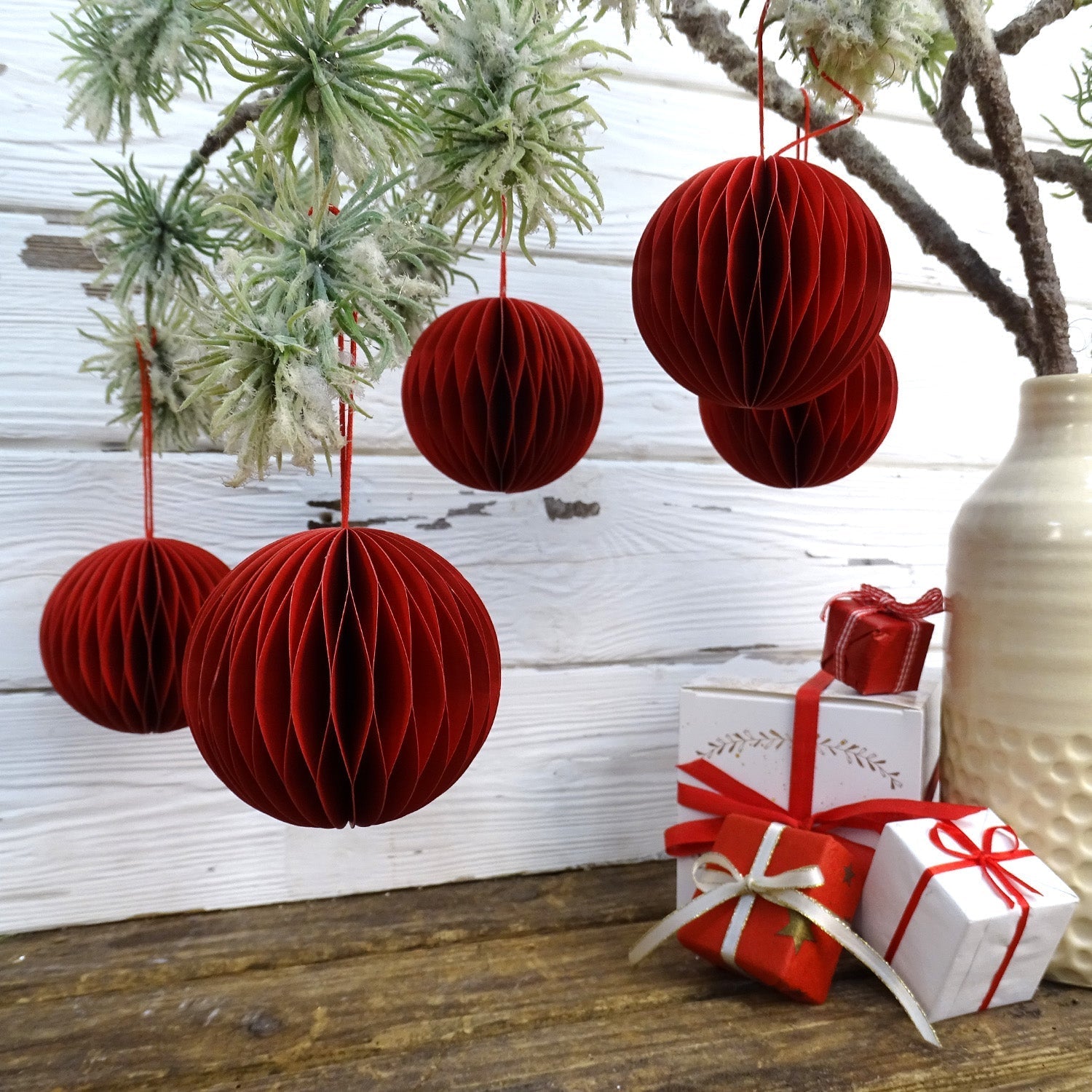 Vibrant Red Paper Ball Ornaments with Gift Boxes — Ornament Christmas Tree