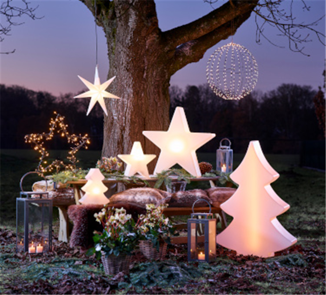 Yard with Illuminated Christmas Figures and Lanterns — Christmas Yard Decor