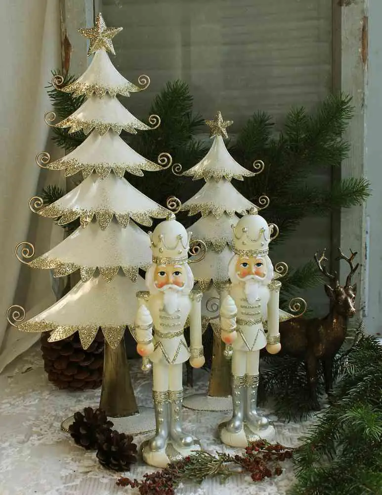 Cream and Gold Nutcrackers with Glittering Trees Cream and Gold Nutcrackers with Glittering Trees — Nutcracker Christmas Tree