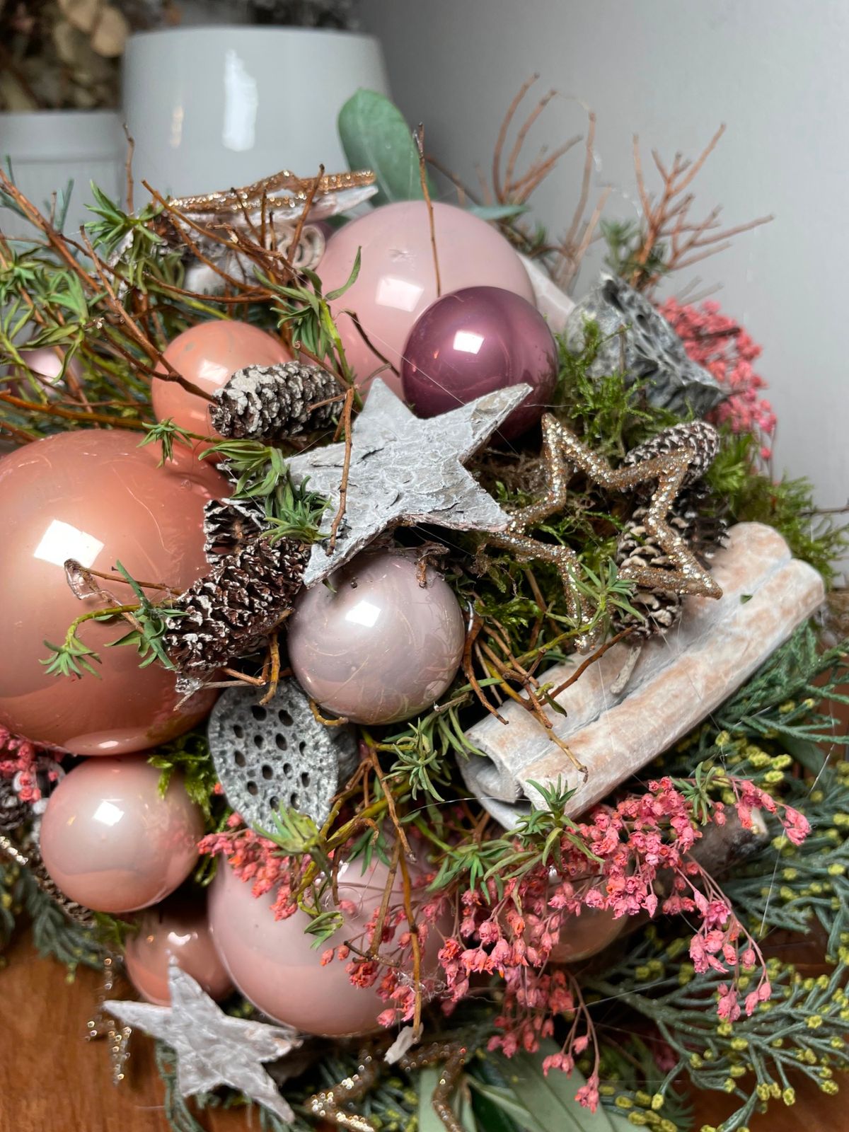 Natural Christmas Arrangement with Pink and Gold Accents — Pink and Gold Christmas Tree
