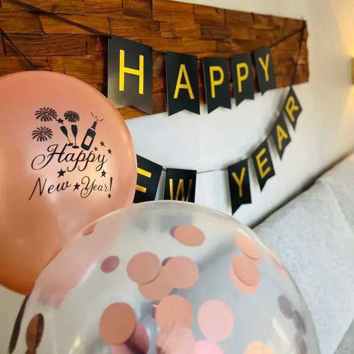 Black and Gold 'Happy New Year' Banner with Rose Gold Balloons — New Years Eve Balloon Garland