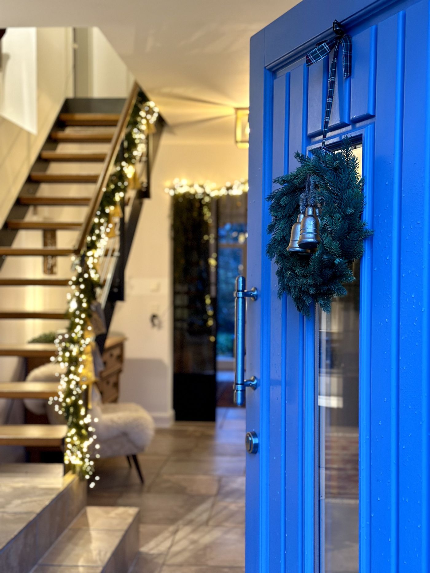 Modern Staircase Garland with Warm Lights and Gold Accents — Christmas Stair Garland