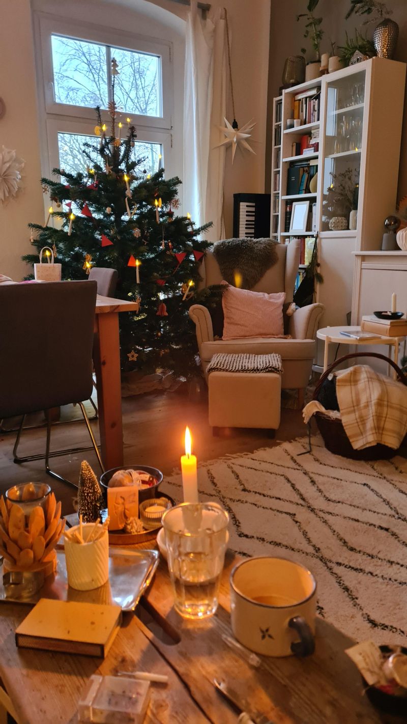 Boho Living Room with a Decorated Christmas Tree and Patterned Rug — Christmas Living Room Decor