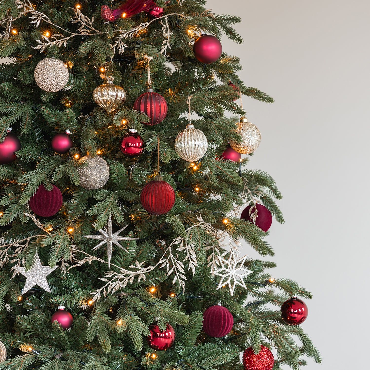 Luxurious Red Velvet and Gold Christmas Tree — Christmas Tree Color Schemes