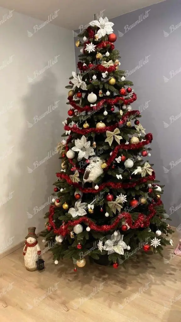 Living Room Traditional Christmas Tree with Red and Gold Ornaments and Snowman — Elegant Christmas Tree