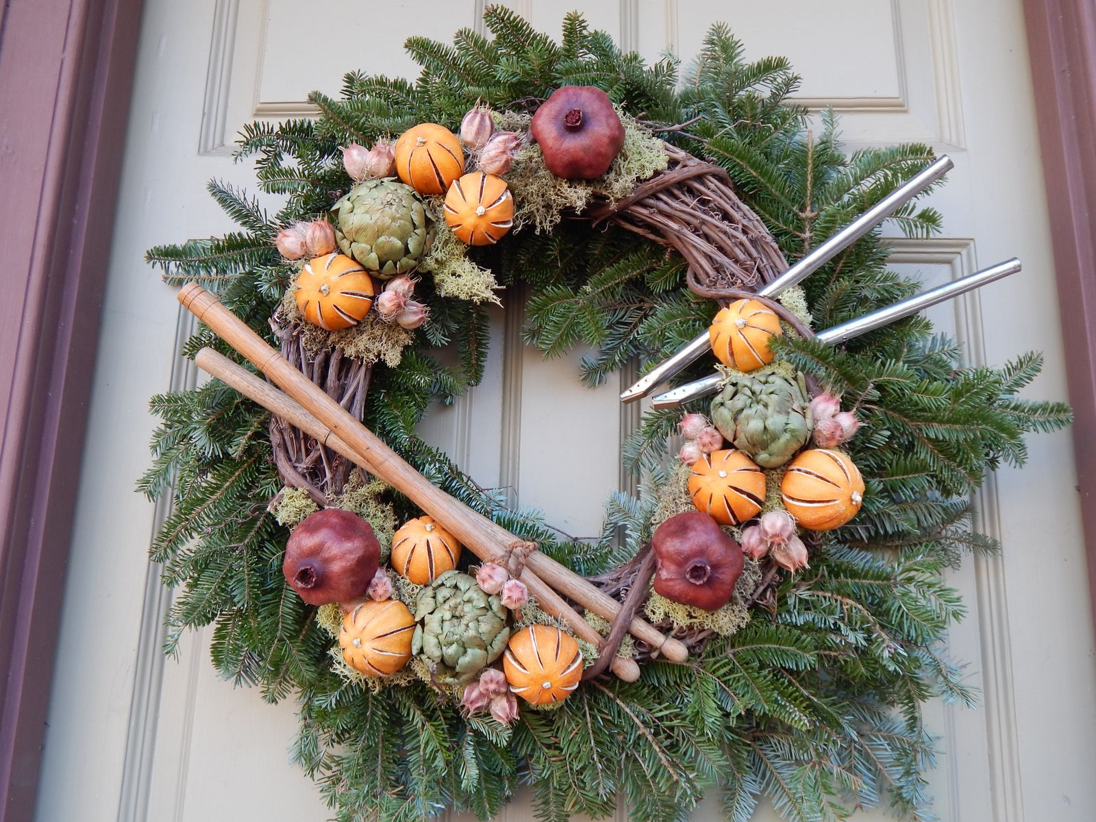 Hang a Natural Wreath with Dried Fruit Accents Hang a Natural Wreath with Dried Fruit Accents — Winter Home Decor