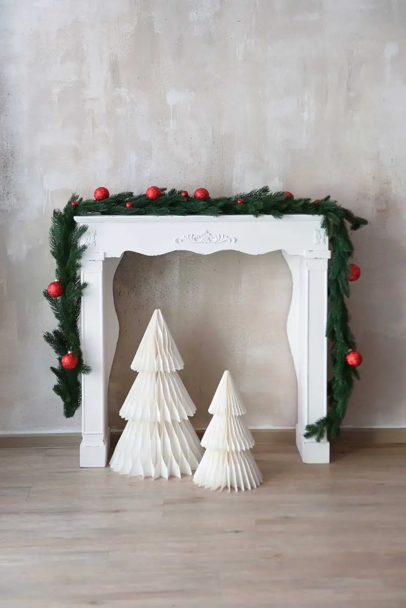 Minimalist Fireplace Garland with Red Baubles — Christmas Garland