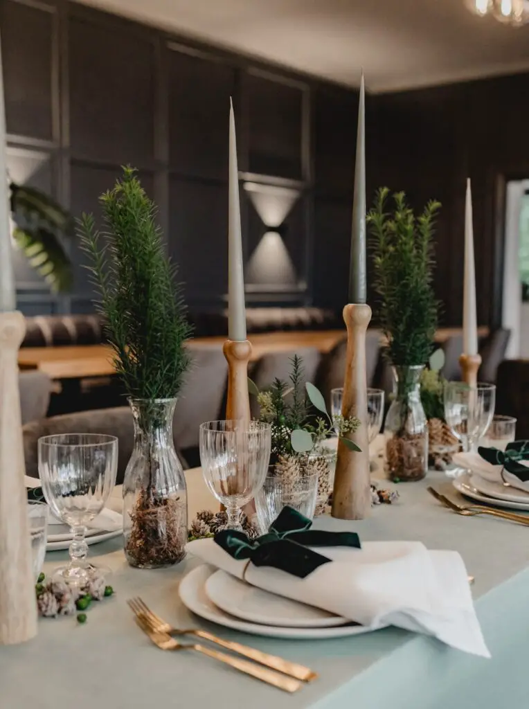 Minimalist Centerpieces for an Elegant Christmas Dining Table — Elegant Christmas Decor
