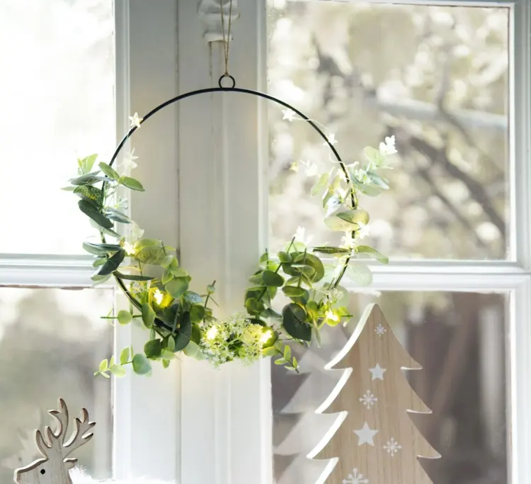 Minimalist Eucalyptus Wreath with Fairy Lights and Window Sill Accents Minimalist Eucalyptus Wreath with Fairy Lights and Window Sill Accents — Christmas Window Wreaths