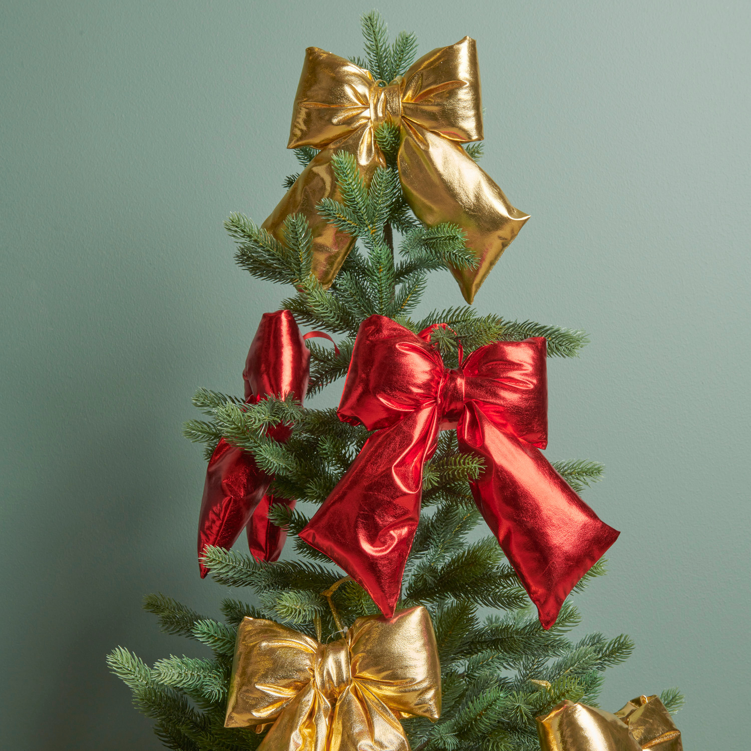 Christmas Tree with Oversized Metallic Red and Gold Bows Christmas Tree with Oversized Metallic Red and Gold Bows — Red and Gold Christmas Decor