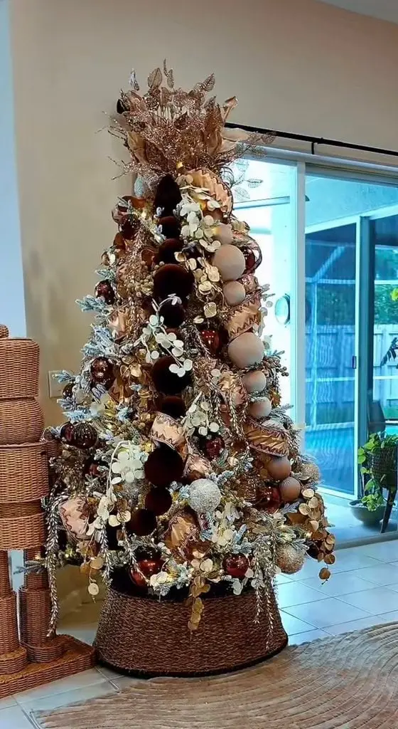 Luxury Visual Idea — Elegant Christmas Tree