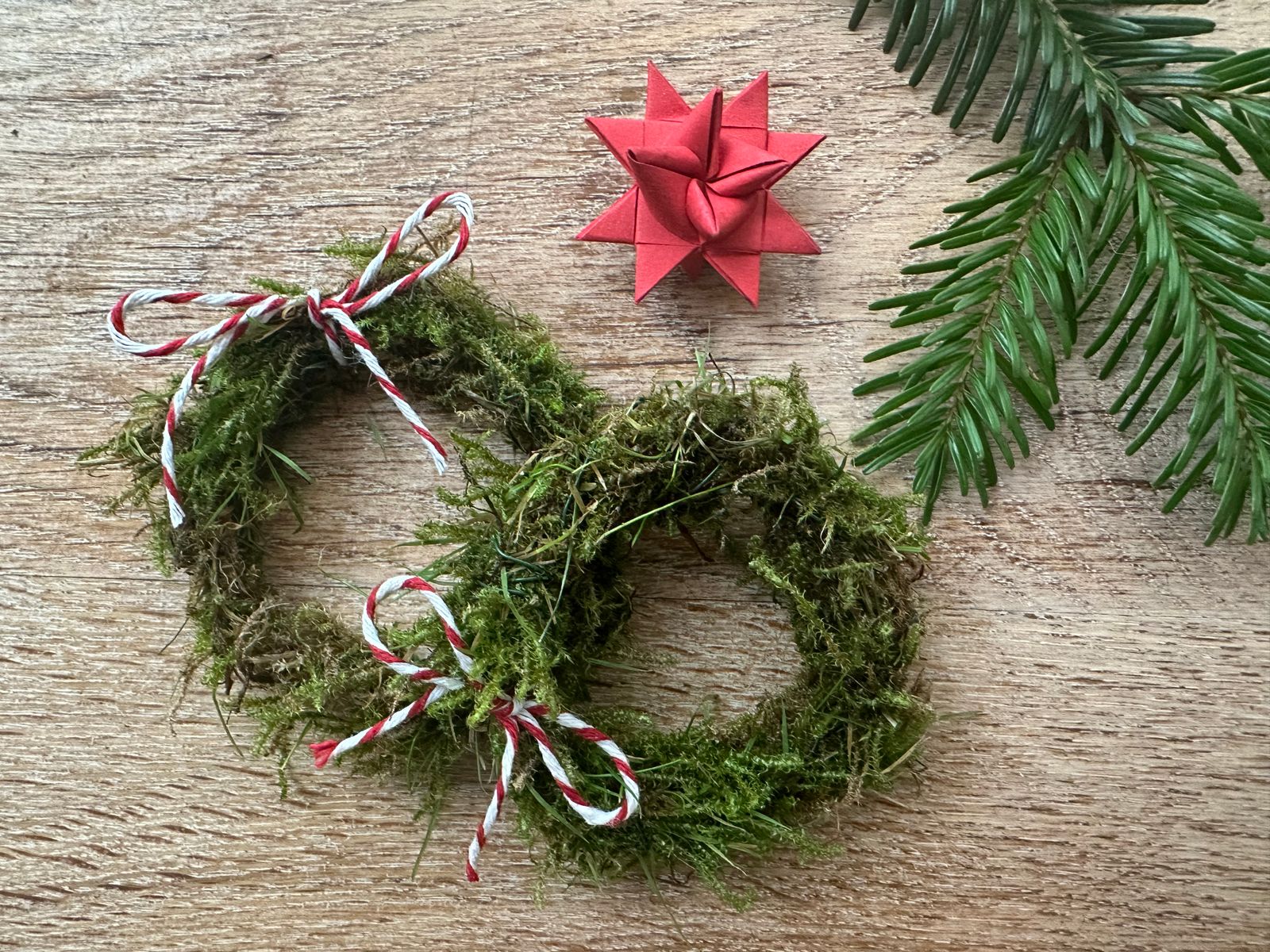 Mini Moss Wreaths with Red Twine and Origami Star Mini Moss Wreaths with Red Twine and Origami Star — DIY Christmas Wreath