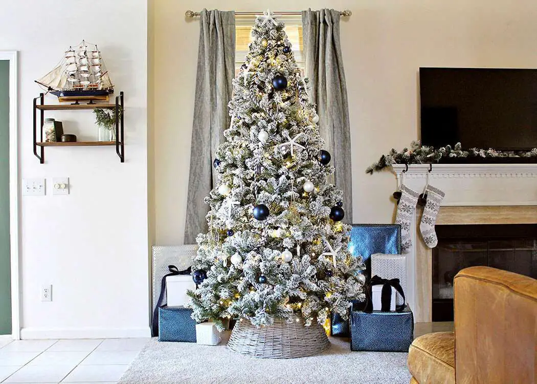 Modern Flocked Tree with Blue and White Ornaments in a Grey Basket Collar Modern Flocked Tree with Blue and White Ornaments in a Grey Basket Collar — Flocked Christmas Tree Decor