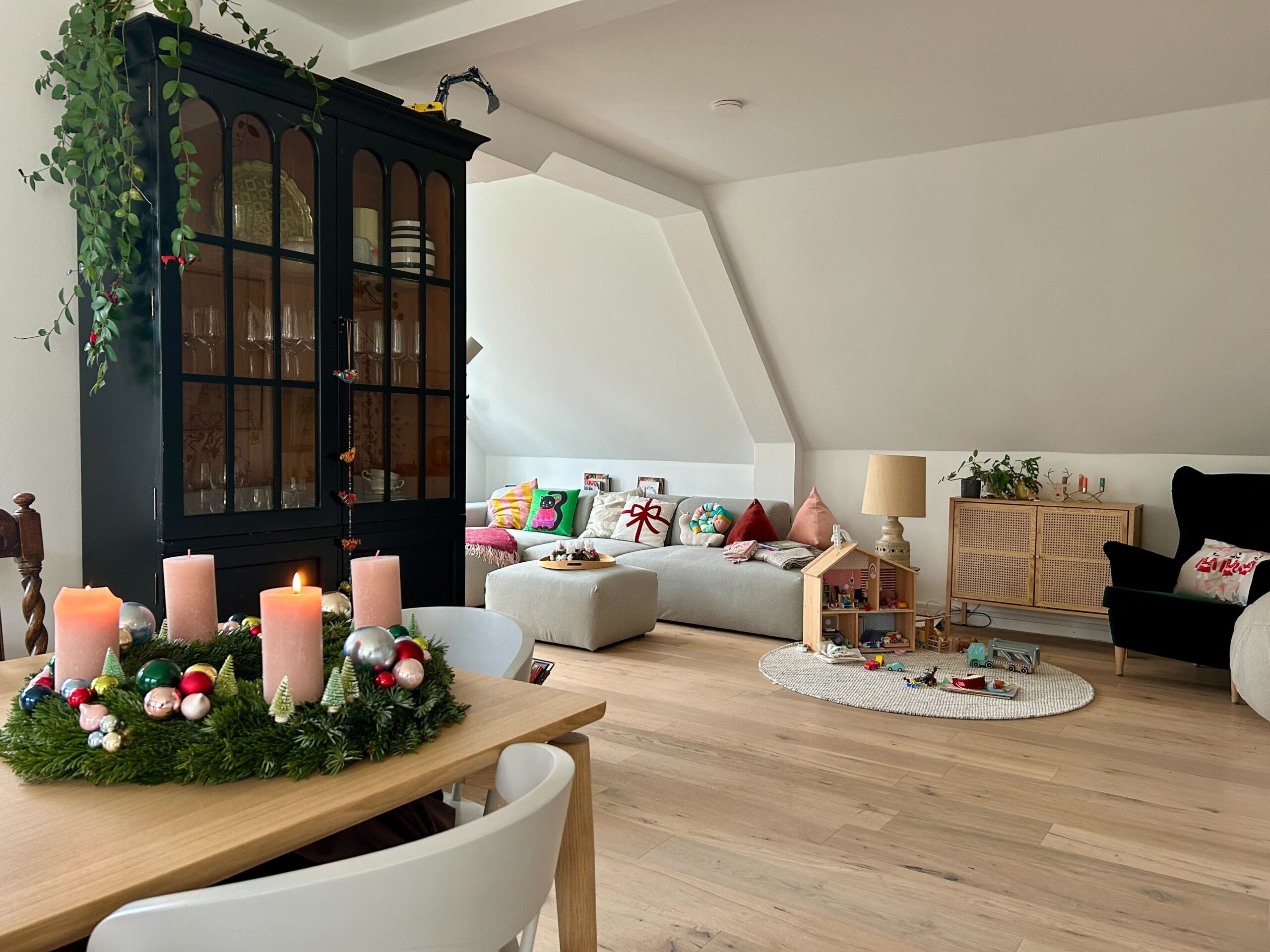 Modern Living Room Featuring a Large Advent Wreath with Pink Candles — Christmas Living Room Decor