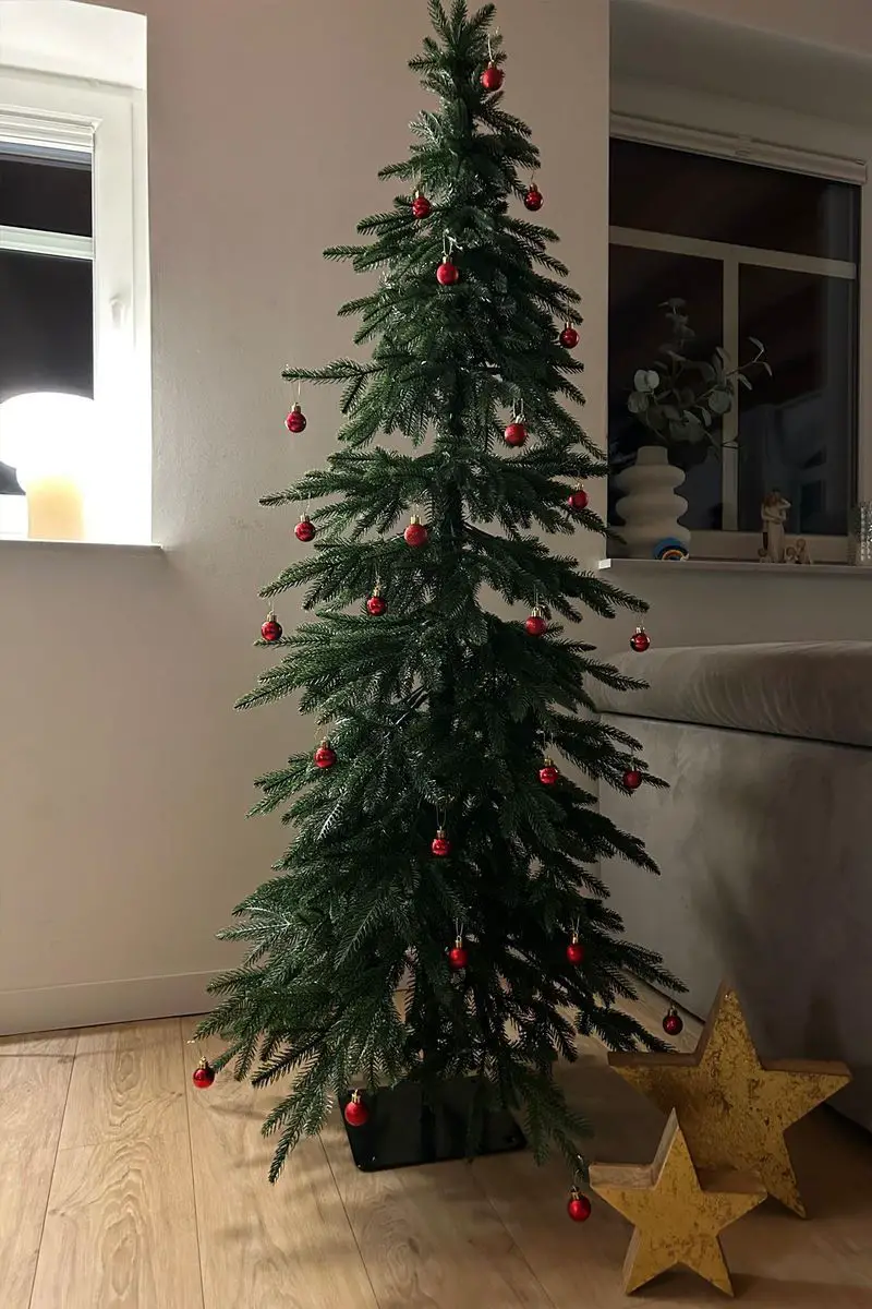 Modern Slim Christmas Tree with Red Baubles and Gold Stars Modern Slim Christmas Tree with Red Baubles and Gold Stars — Slim Christmas Tree Decor