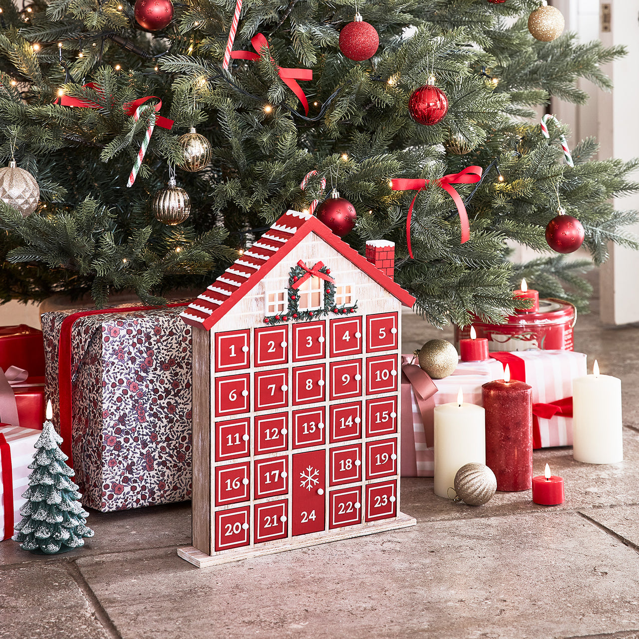 Farmhouse Christmas Tree with Red and Gold Ornaments and Advent Calendar Farmhouse Christmas Tree with Red and Gold Ornaments and Advent Calendar — Rustic Christmas Tree