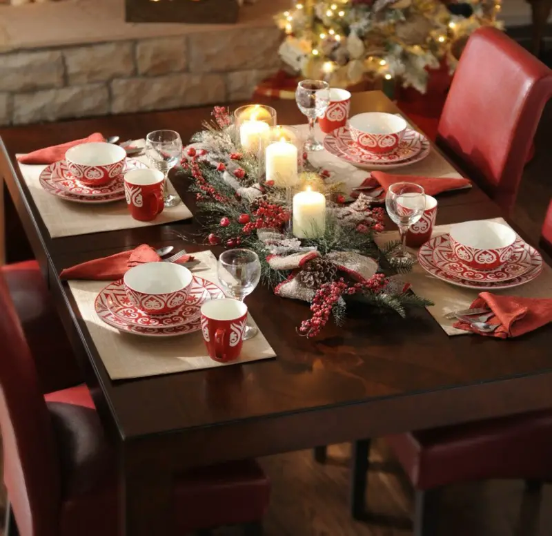 Traditional Christmas with Vibrant Red and Green Centerpiece Traditional Christmas with Vibrant Red and Green Centerpiece — Elegant Christmas Table Setting