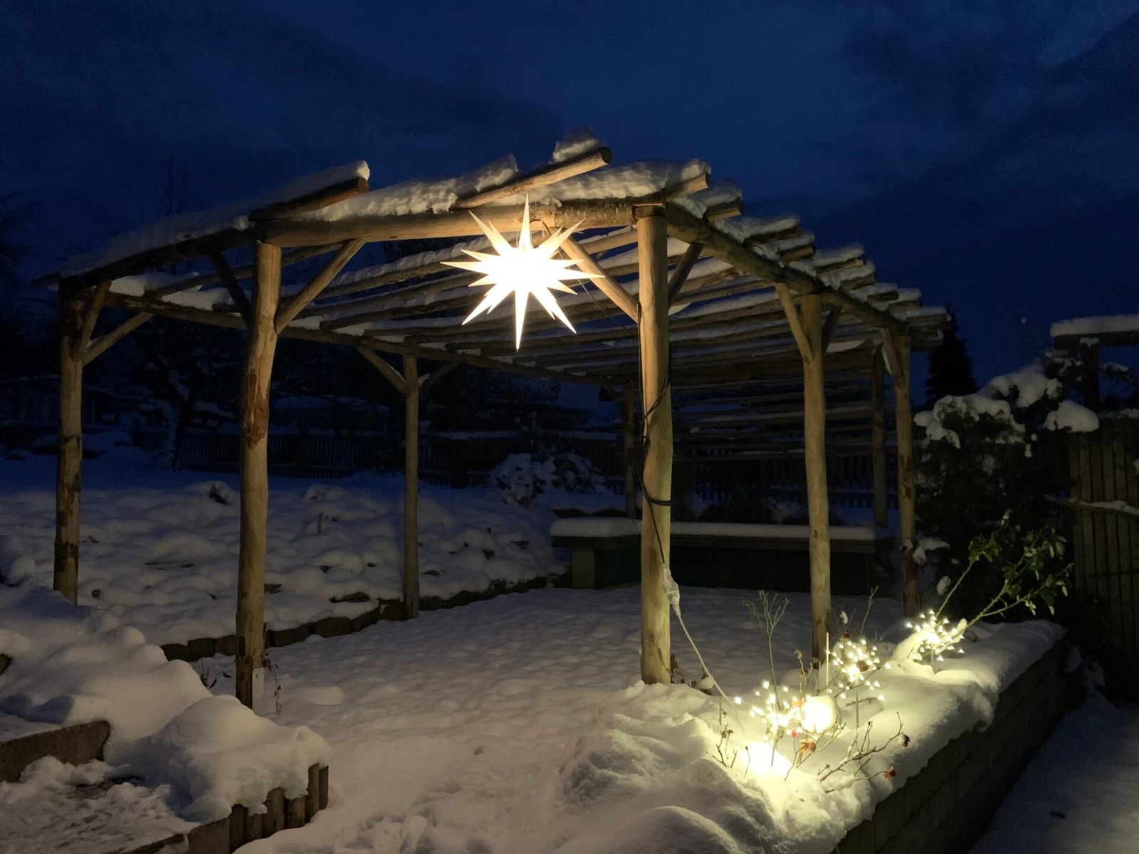 Snowy Pergola with a Large Star Lantern and String Lights Snowy Pergola with a Large Star Lantern and String Lights — Christmas Light Display Ideas