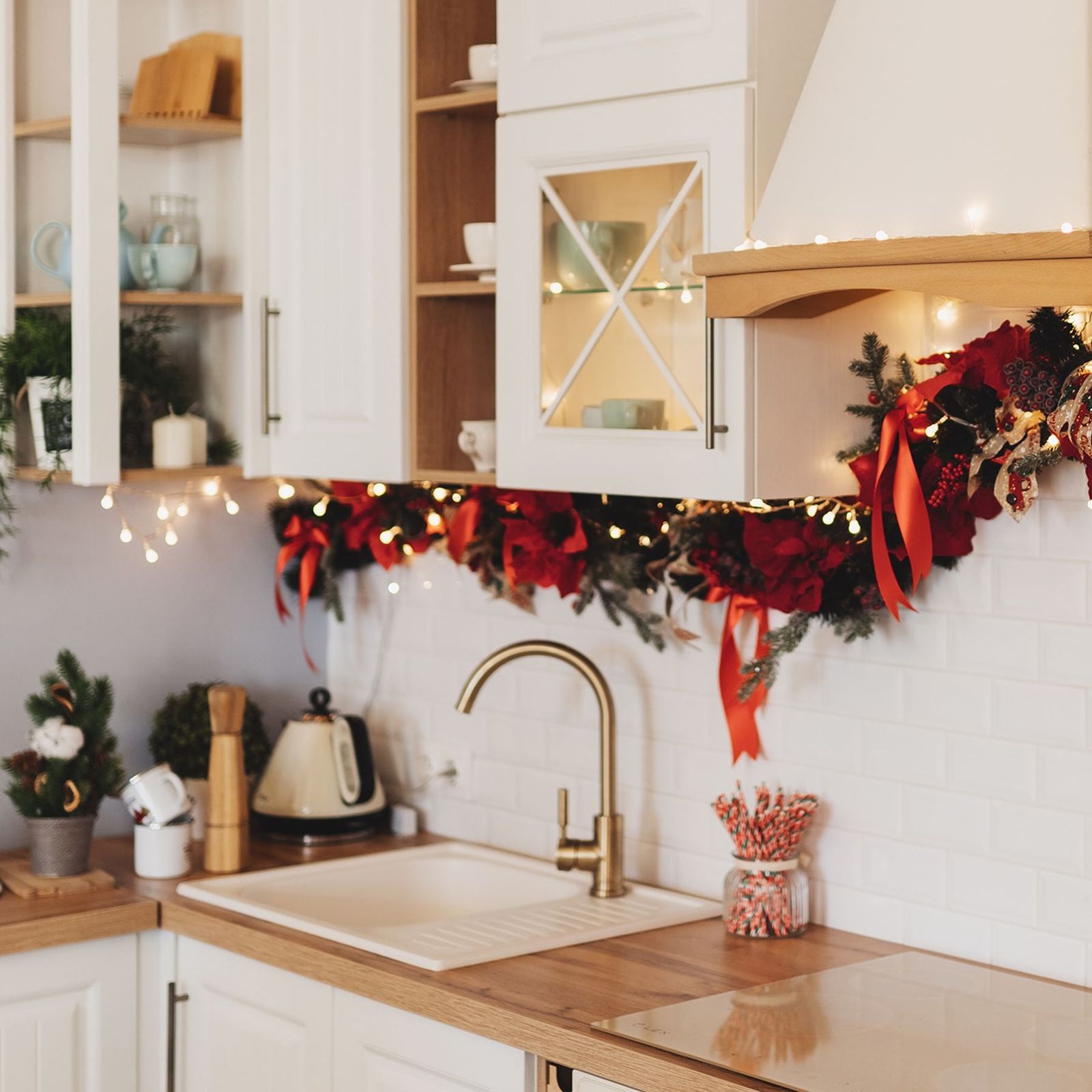 Modern Farmhouse Kitchen with Vibrant Red Poinsettia Garland Modern Farmhouse Kitchen with Vibrant Red Poinsettia Garland — Christmas Kitchen Decor