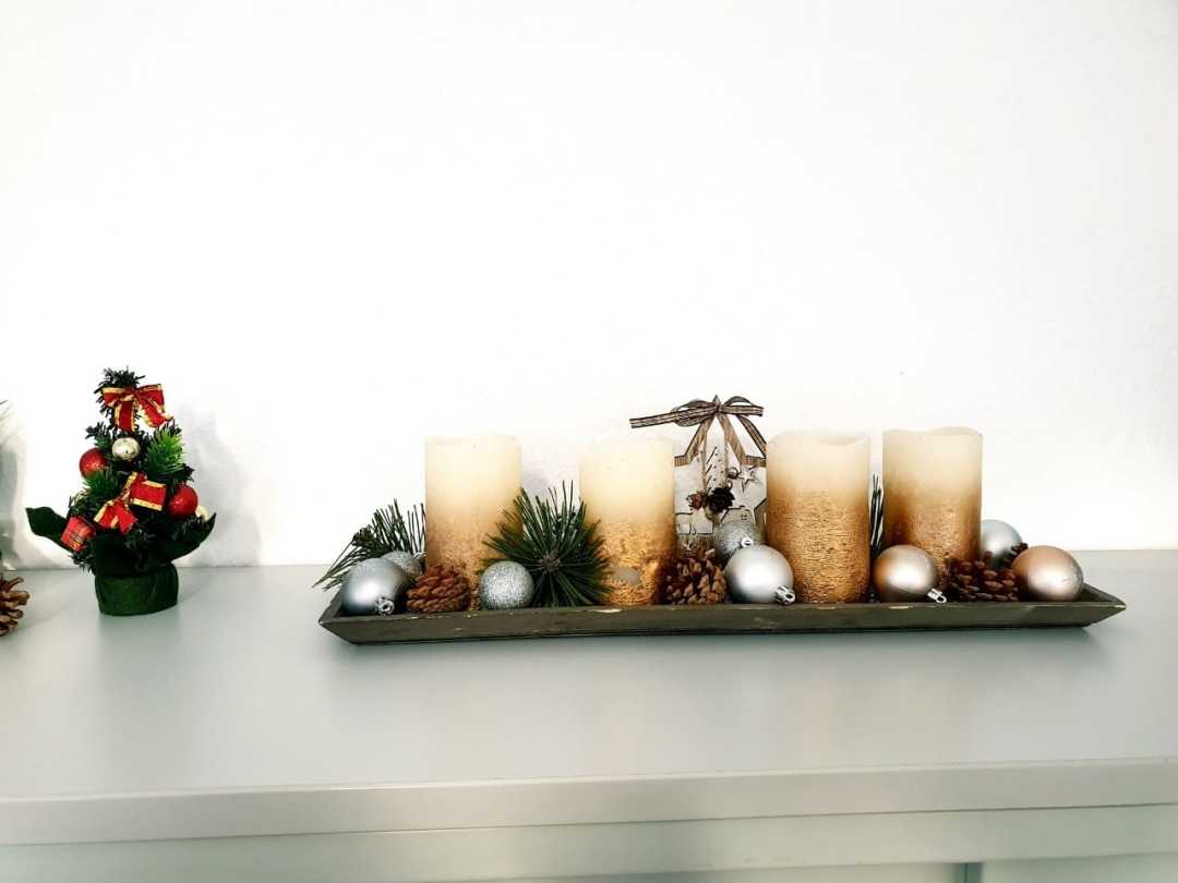 Modern Desk Centerpiece with Candles, Pinecones, and Greenery Modern Desk Centerpiece with Candles, Pinecones, and Greenery — Christmas Office Decor Ideas