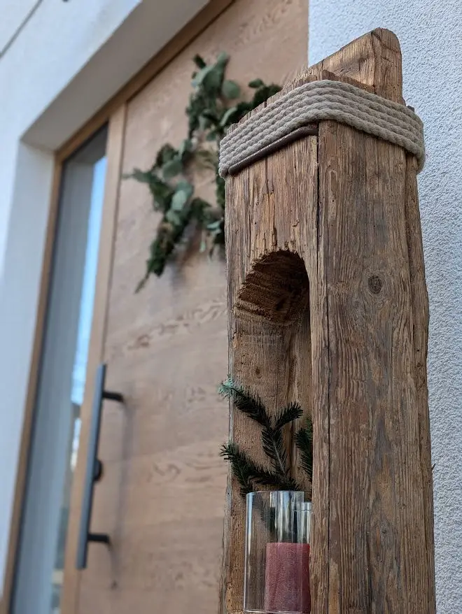 Detail Vignette Visual Idea — Christmas Porch Decor