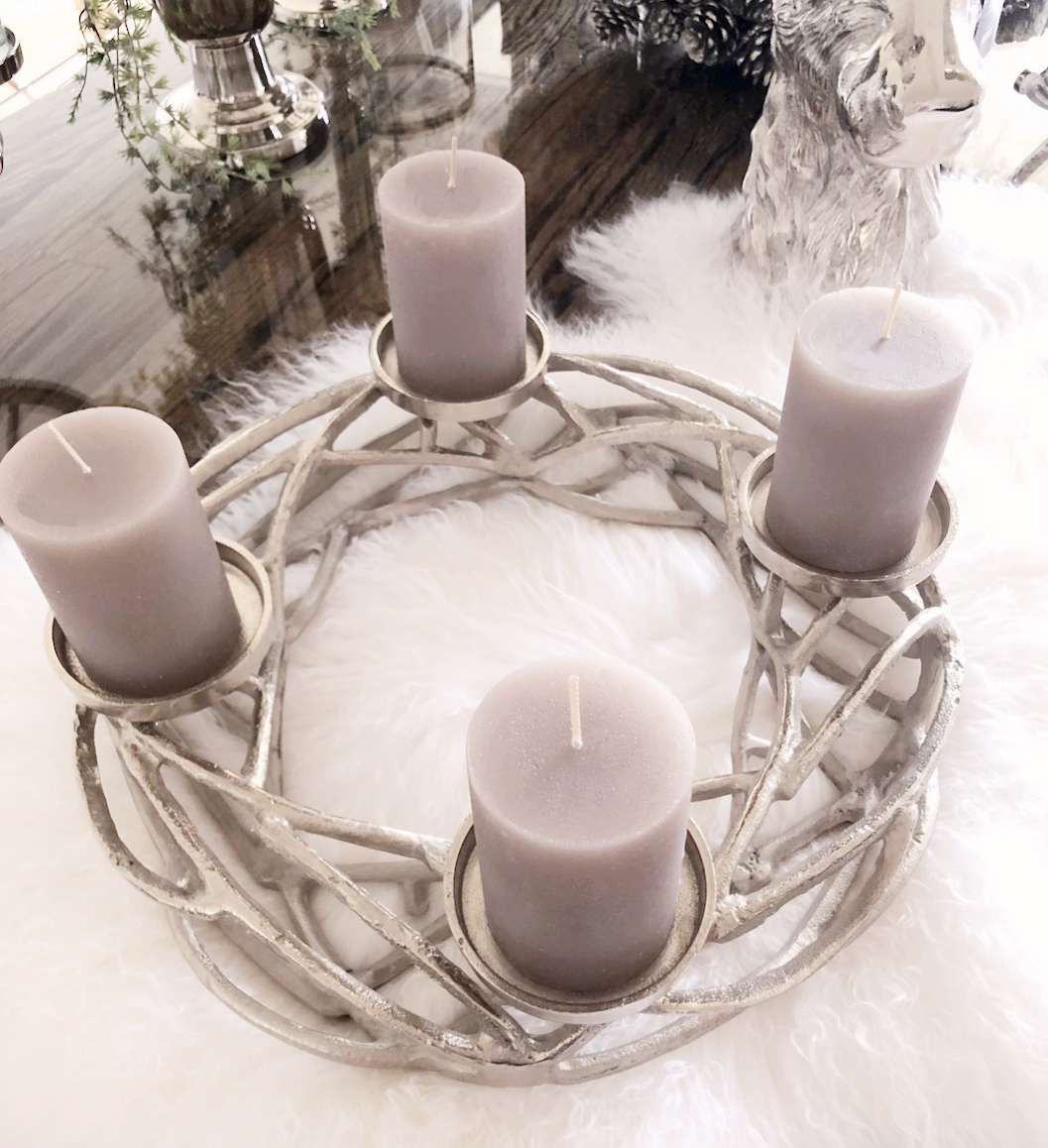 Modern Silver Metal Wreath with Grey Pillar Candles on Faux Fur — Christmas Wreath