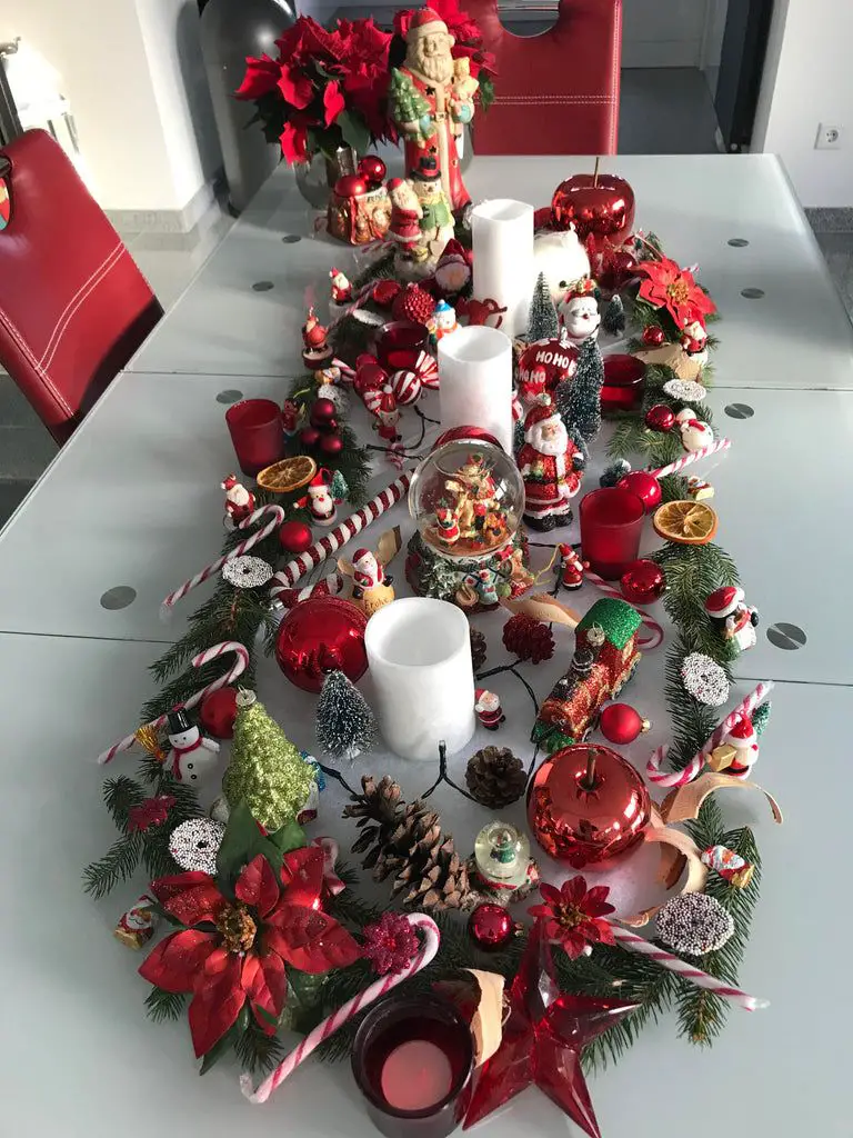 Traditional Christmas Table Runner with Santa Figures and Snow Globes Traditional Christmas Table Runner with Santa Figures and Snow Globes — Christmas Party Decor