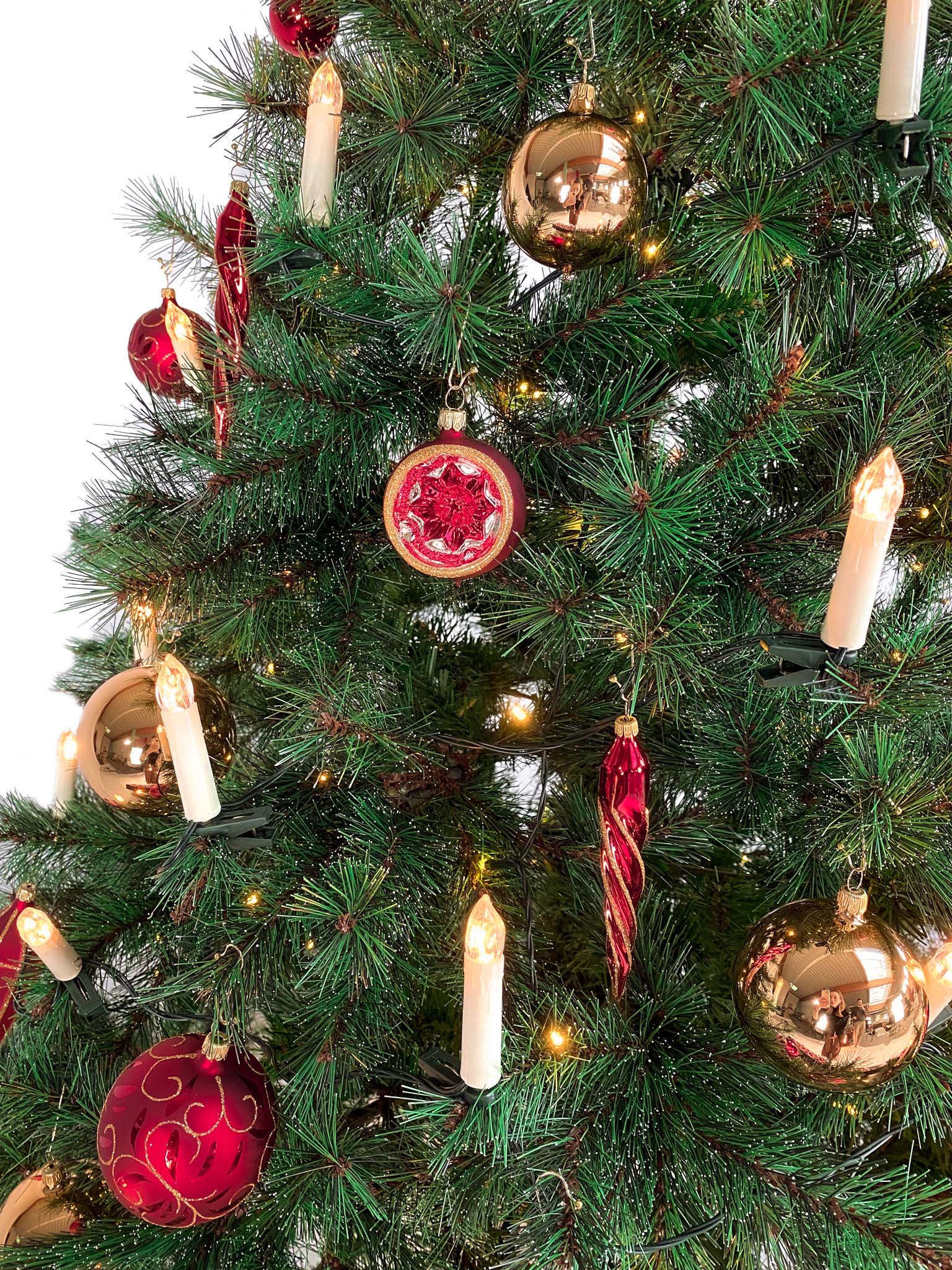 Classic Christmas Tree with Red and Gold Glass Baubles — Ornament Christmas Tree
