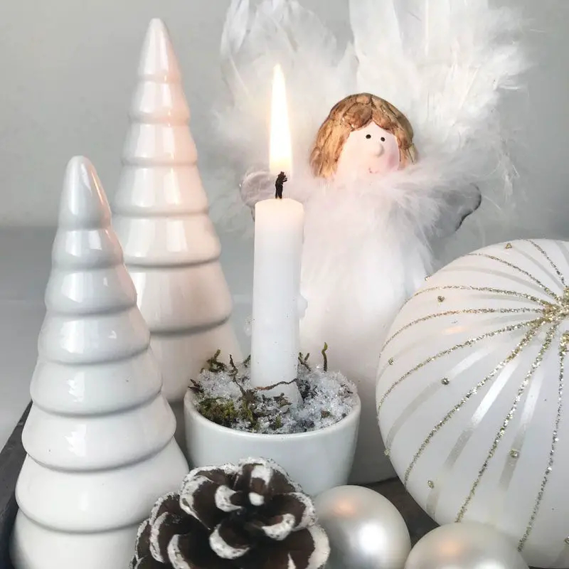 Modern Minimalist White Christmas Decor Arrangement Modern Minimalist White Christmas Decor Arrangement — White Christmas Tree Decor