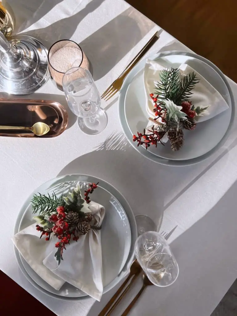 Modern Elegant Place Setting with Pine and Berry Accents Modern Elegant Place Setting with Pine and Berry Accents — Elegant Christmas Table Setting