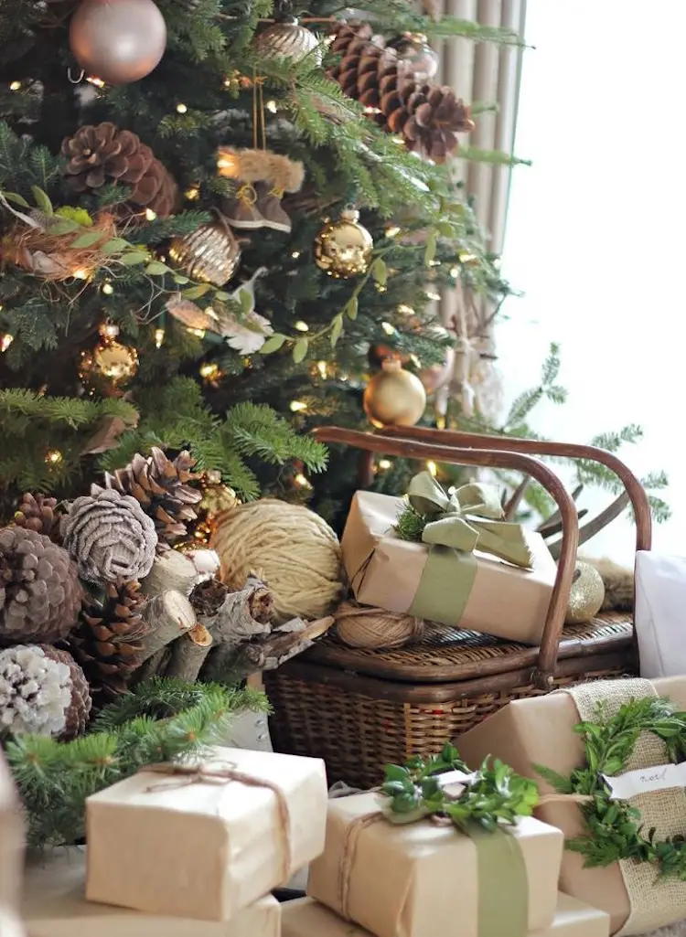 Vintage Christmas Tree with Kraft Paper Wrapped Gifts — Vintage Christmas Decor