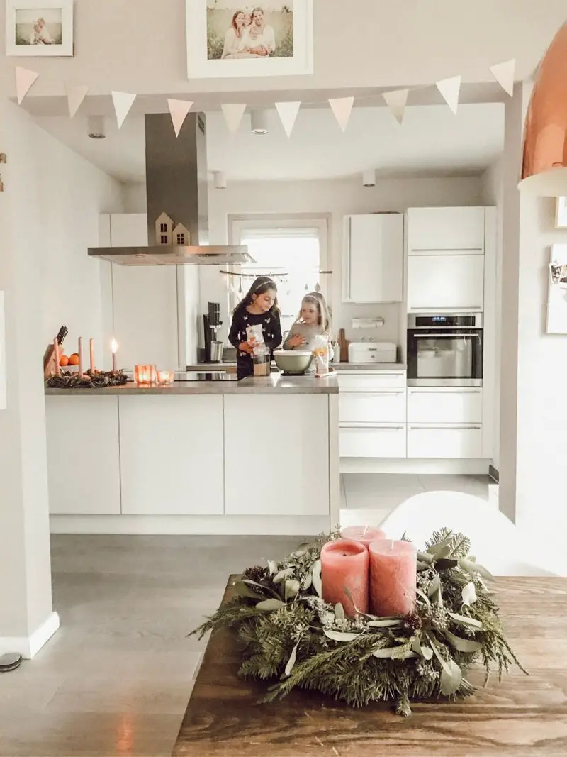 Modern Open-Plan Kitchen with Festive Advent Calendar and Garland Modern Open-Plan Kitchen with Festive Advent Calendar and Garland — Christmas Kitchen Decor