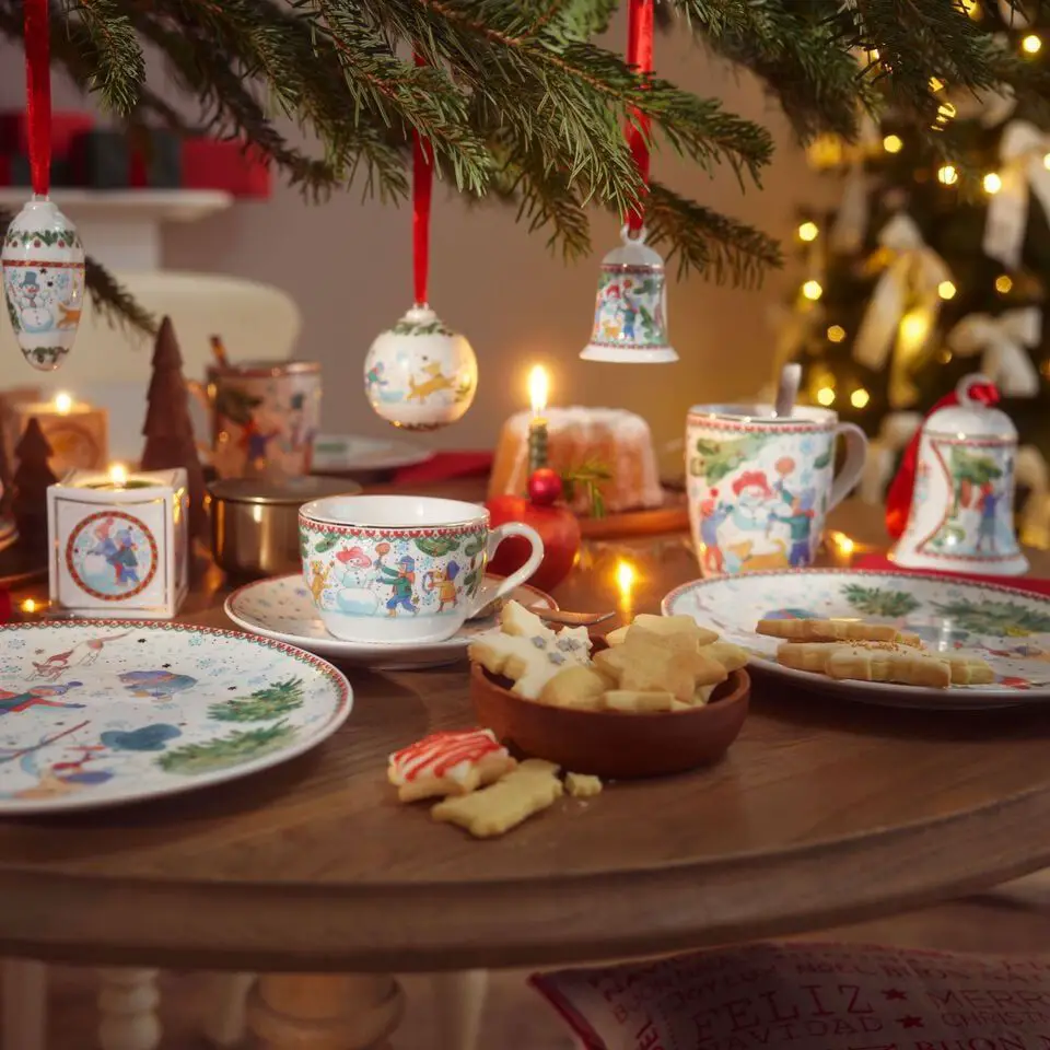 Whimsical Snowman Tableware for a Cheerful Party Whimsical Snowman Tableware for a Cheerful Party — Christmas Party Decor