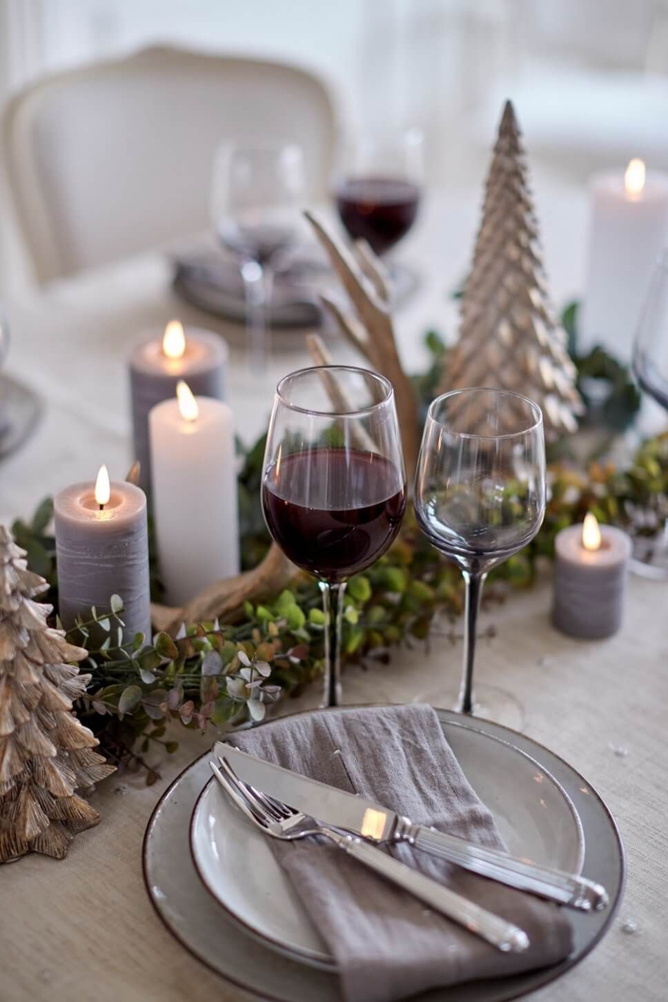 Modern Rustic Table Setting with Greenery and Gold Trees Modern Rustic Table Setting with Greenery and Gold Trees — Christmas Party Decor
