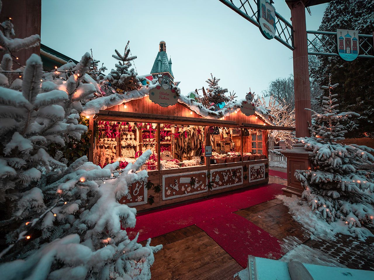 Outdoor Christmas Market Stall in Winter Wonderland Outdoor Christmas Market Stall in Winter Wonderland — Winter Wonderland Christmas Tree