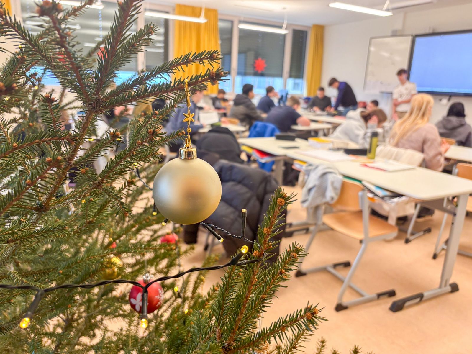 Classroom Christmas Tree with Gold Bauble Accent Classroom Christmas Tree with Gold Bauble Accent — Christmas Classroom Decor