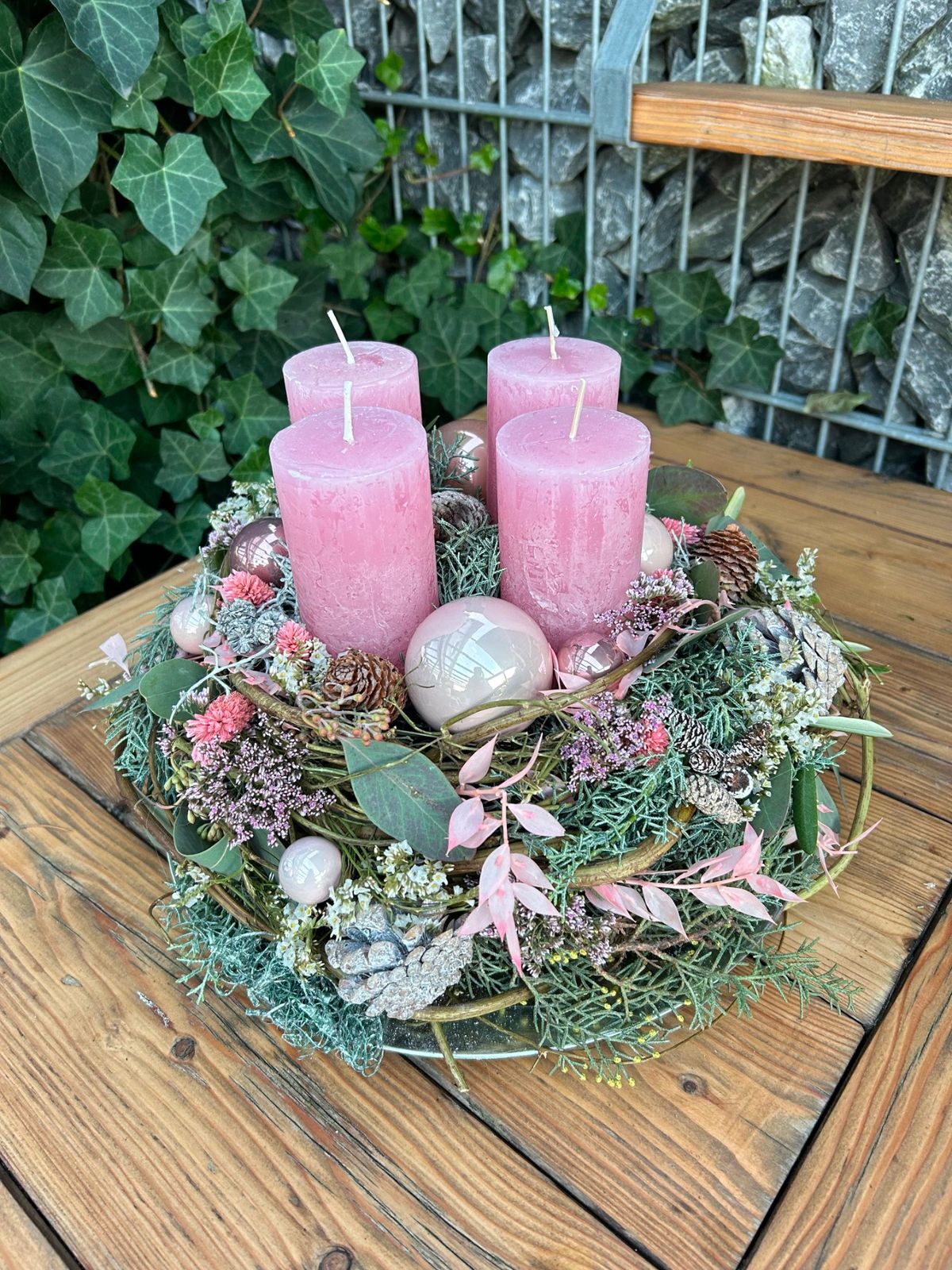 Rustic Outdoor Table with Pink Candle Advent Wreath Rustic Outdoor Table with Pink Candle Advent Wreath — Pink Christmas Decor