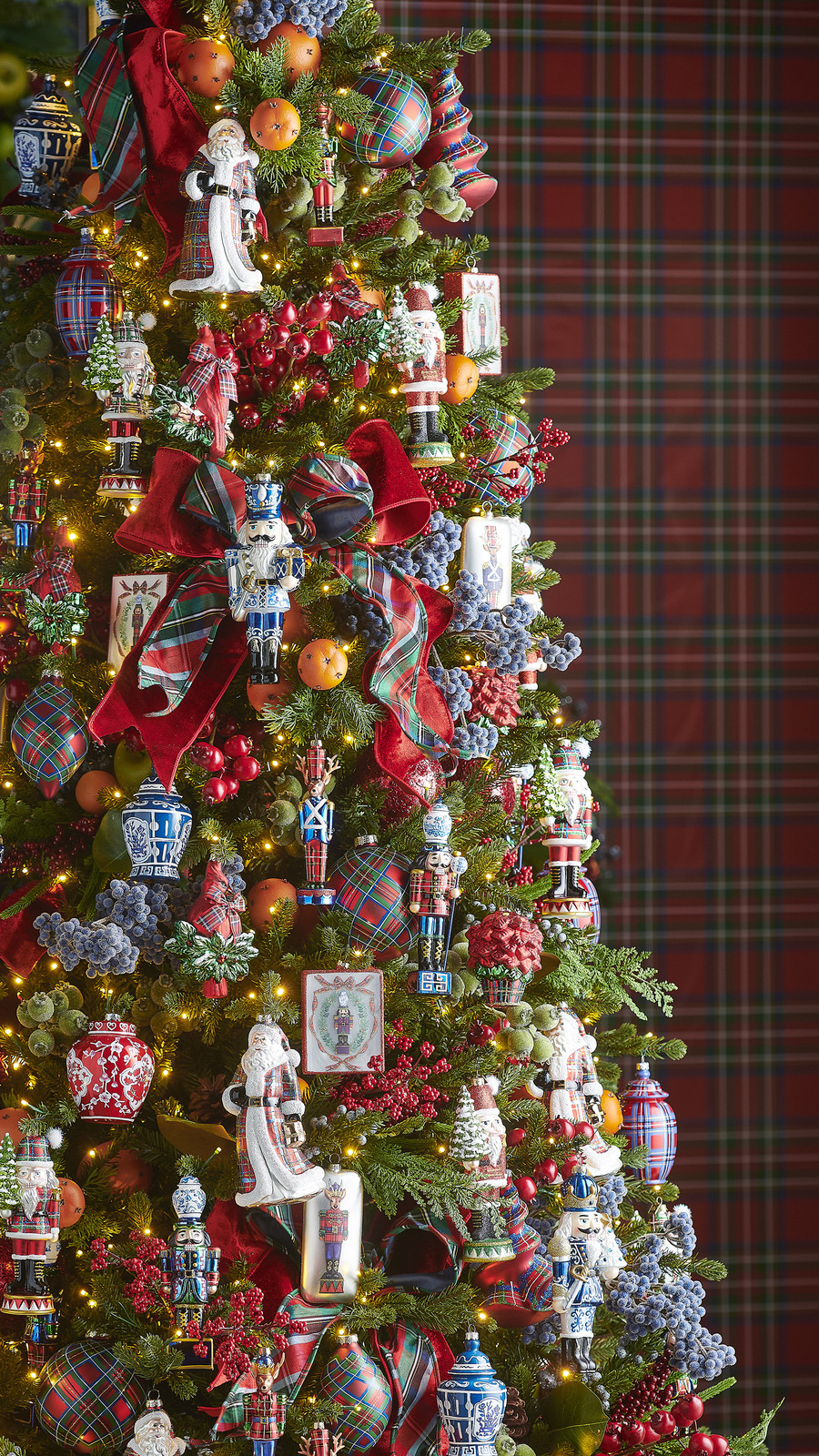 Traditional Christmas Tree Decorations with Nutcrackers and Tartan Bows — Glam Christmas Tree