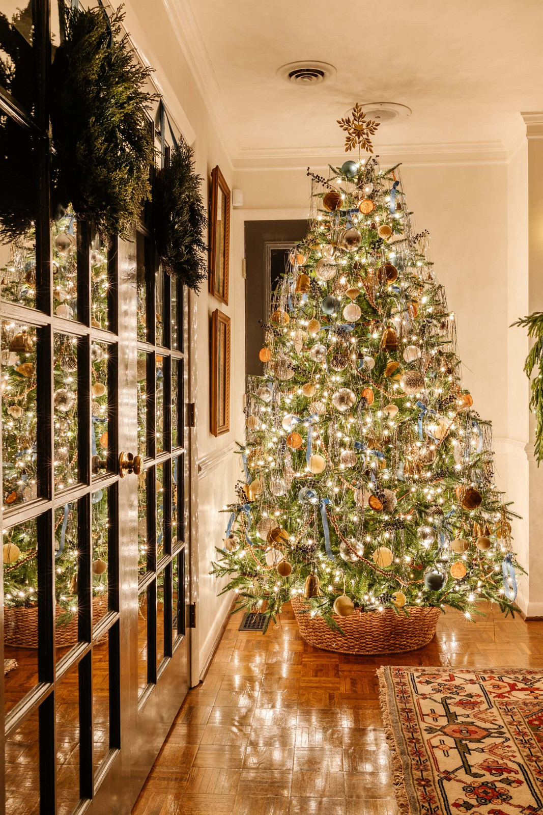 Traditional Visual Idea — Elegant Christmas Tree