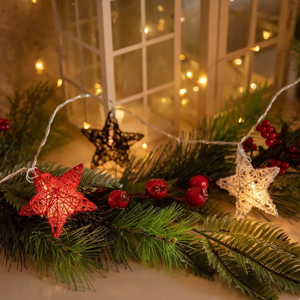 Artificial Garland with Red Berries and Star-Shaped Lights — Christmas Garland