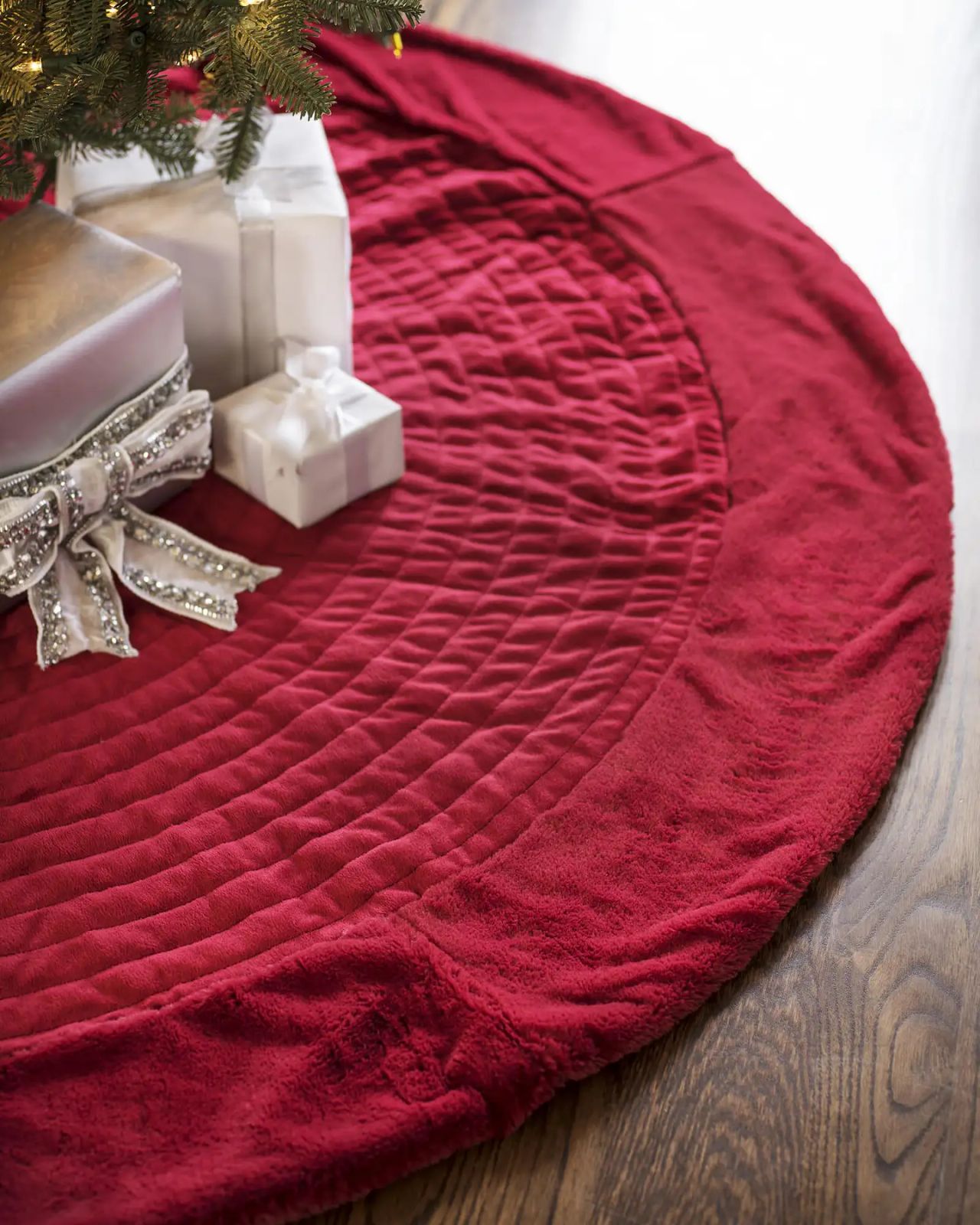 Luxurious Red Quilted Velvet Skirt for an Elegant Display Luxurious Red Quilted Velvet Skirt for an Elegant Display — Christmas Tree Skirt