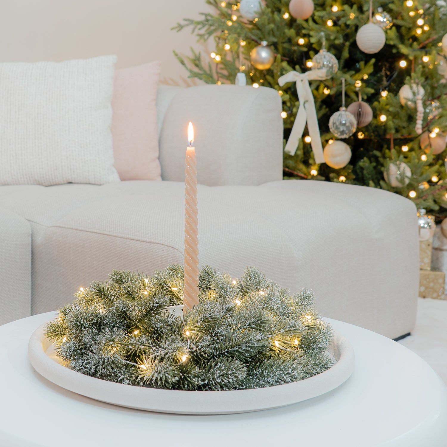 Modern White Coffee Table with Wreath and Fairy Lights Modern White Coffee Table with Wreath and Fairy Lights — Christmas Coffee Table Decor