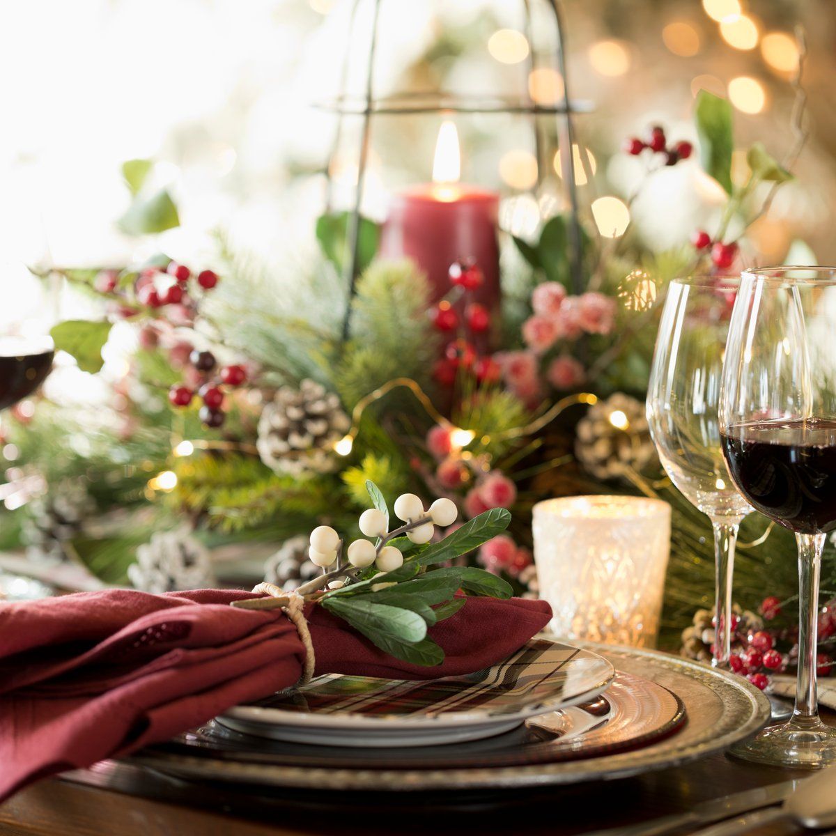 Modern Dark Green Dining Table with Gold Cutlery and Greenery — Christmas Dining Room Decor